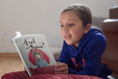 Enfant avec le livre Axel au Japon