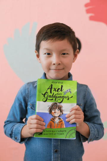 Enfant avec le livre Axel aux Galapagos
